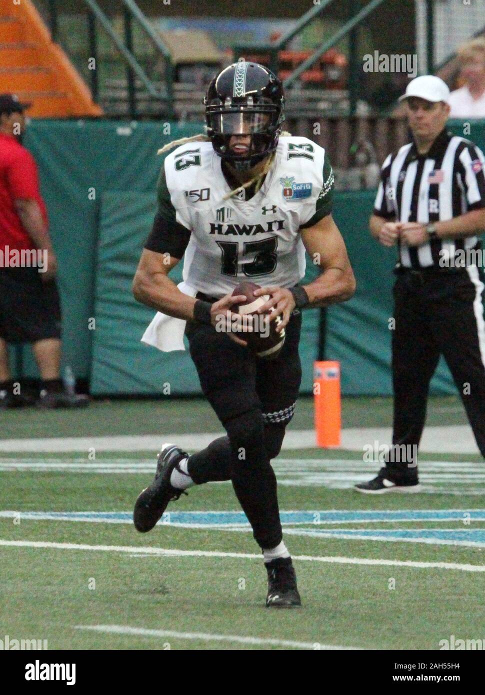 Honolulu, Hawaii, USA. Le 24 décembre, 2019. 24 décembre 2019 - Hawaii Rainbow Warriors quarterback Cole McDonald (13) au cours d'une partie à la SoFi Hawaii Bowl entre les Cougars de Brigham Young et de l'Indiana Rainbow Warriors au shérif Stan Center à Honolulu, HI - Michael Sullivan/CSM. Credit : Cal Sport Media/Alamy Live News Banque D'Images