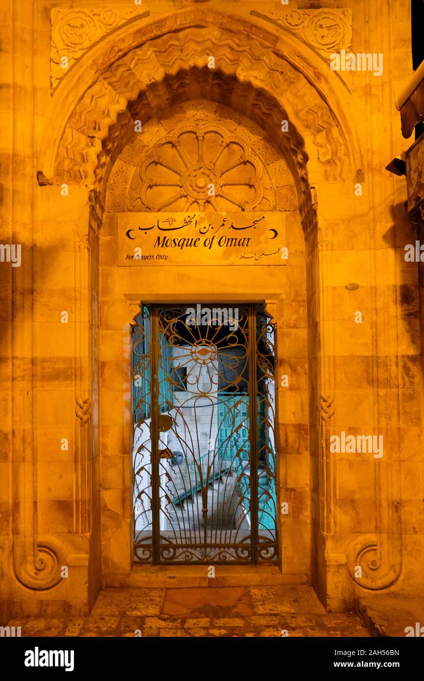 Entrée à la mosquée d'Omar ibn Khattab construite par le Sultan Ayyubid Al-Afdal ibn Salah ad-DIN en 1193 pour commémorer La prière du calife Omar située en face de la cour sud de l'Église du Saint-Sépulcre dans le Muristan région du quartier chrétien de la vieille ville de Jérusalem Israël Banque D'Images
