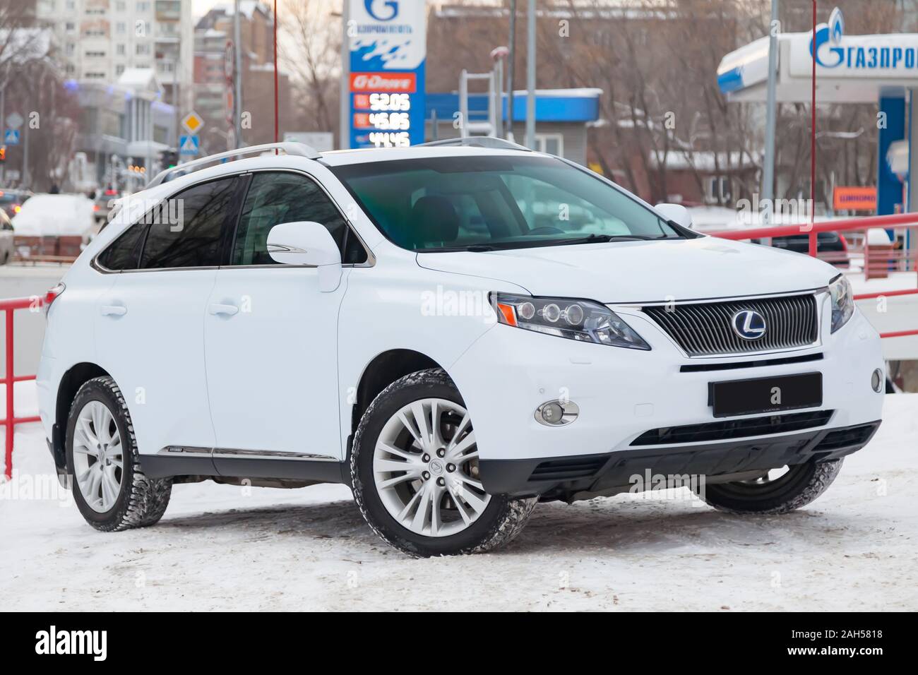 Novosibirsk, Russie - 12.18.2019 : Lexus RX450h 2009 avec un moteur hybride de 3,5 litres vue avant sur la neige voiture parking après prepari Banque D'Images