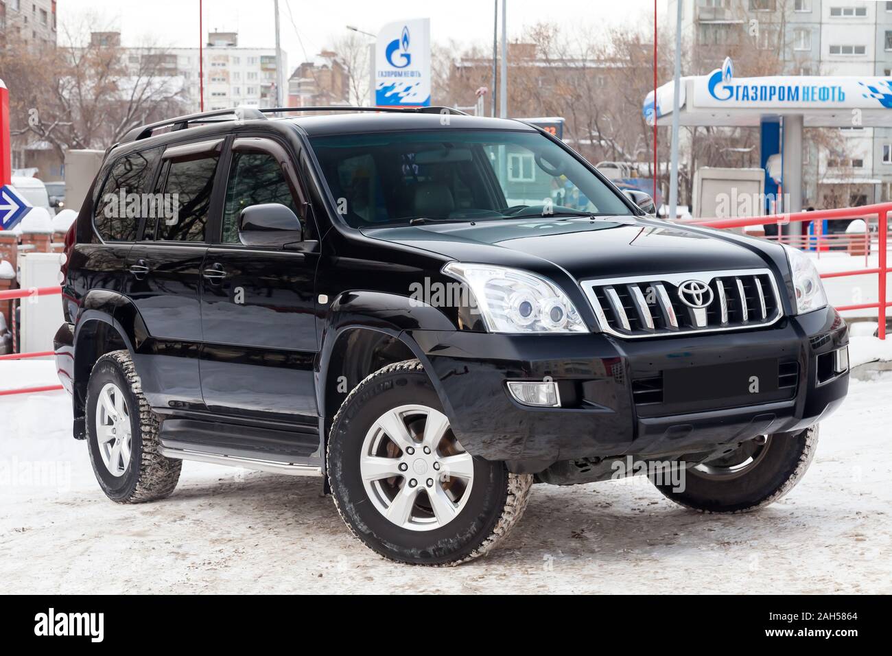 Novosibirsk, Russie - 12.19.2019 : Toyota Land Cruiser Prado noir version  2007 avec un moteur de 4 litres vue avant sur la neige voiture 23-08-2003  parking Photo Stock - Alamy