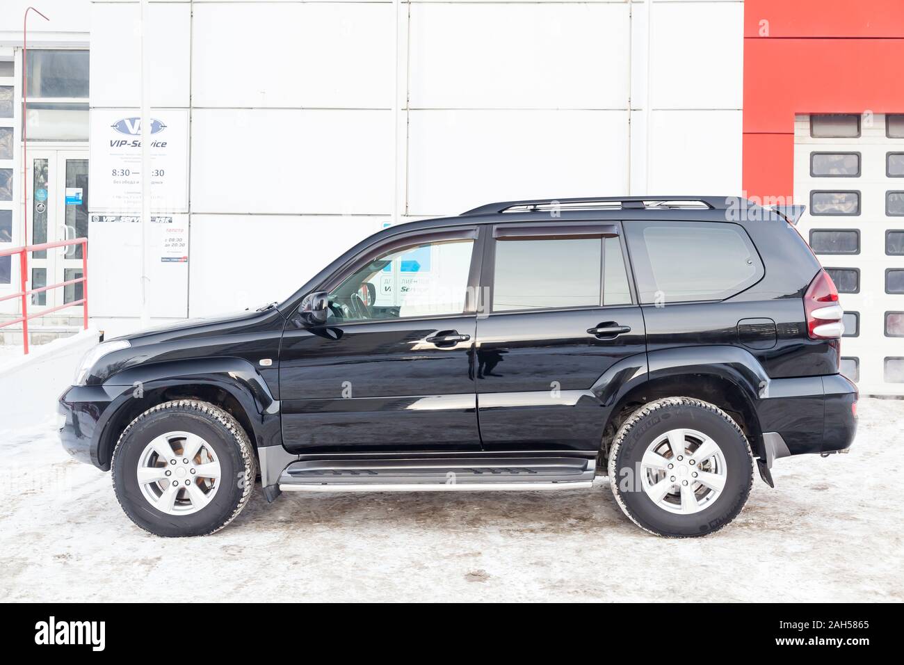 Novosibirsk, Russie - 12.19.2019 : Toyota Land Cruiser Prado noir version 2007 avec un moteur de 4 litres vue latérale sur la neige après parking voiture Banque D'Images
