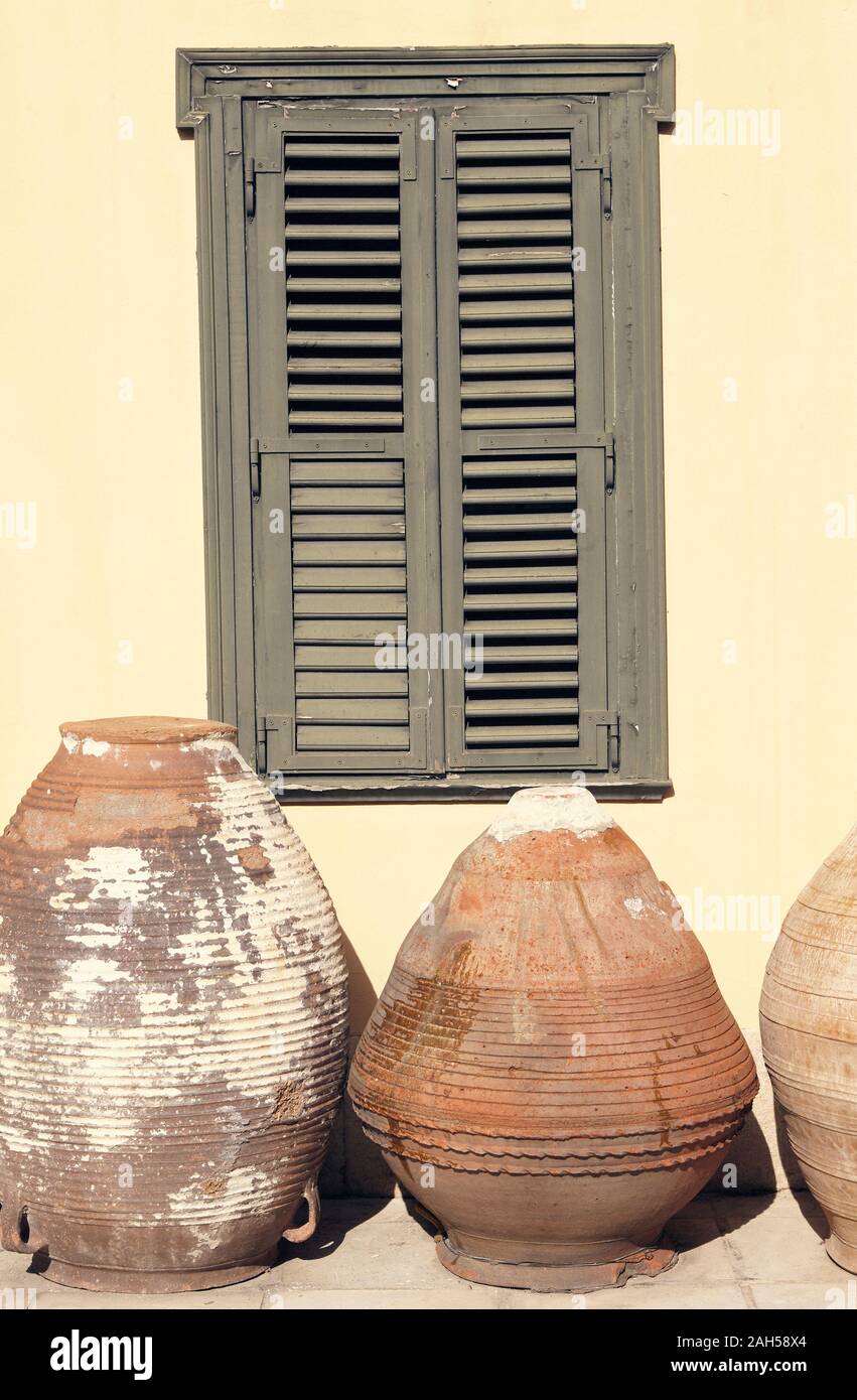 Céramique traditionnels bateaux en face de l'immeuble d'Psaropoulos Musée de poterie traditionnelle à Athènes Banque D'Images