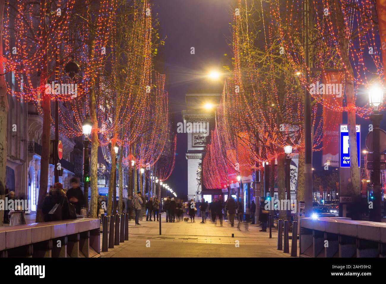 Lumières de Noël Paris - Avenue des Champs-Elysées décoré durant la saison de Noël à Paris, France, Europe. Banque D'Images