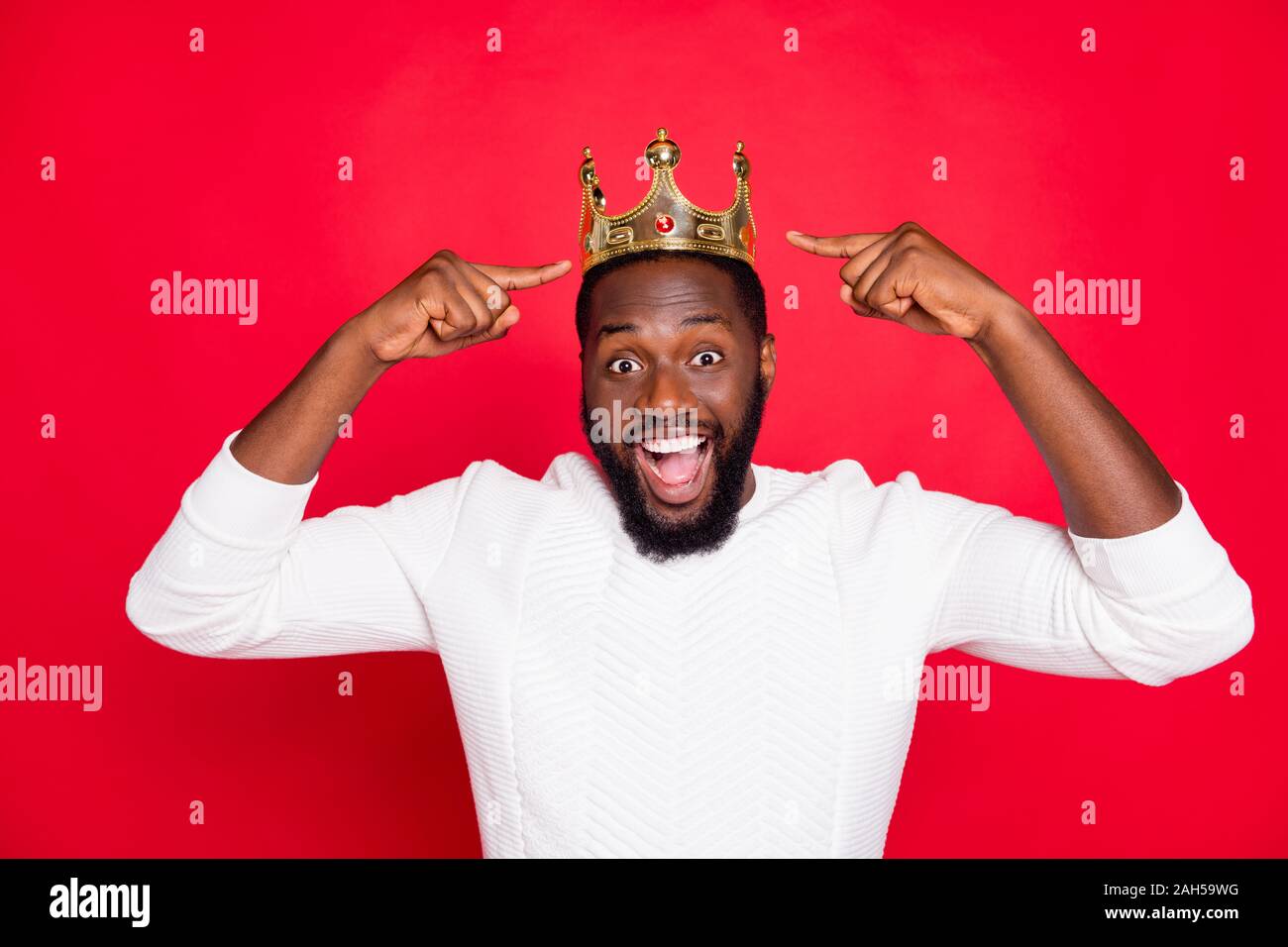 Portrait of african american fou étonné l'homme à barbe point à sa couronne scream wow salut, win parti prom concurrence devenir meilleur cavalier est branché blancs Banque D'Images