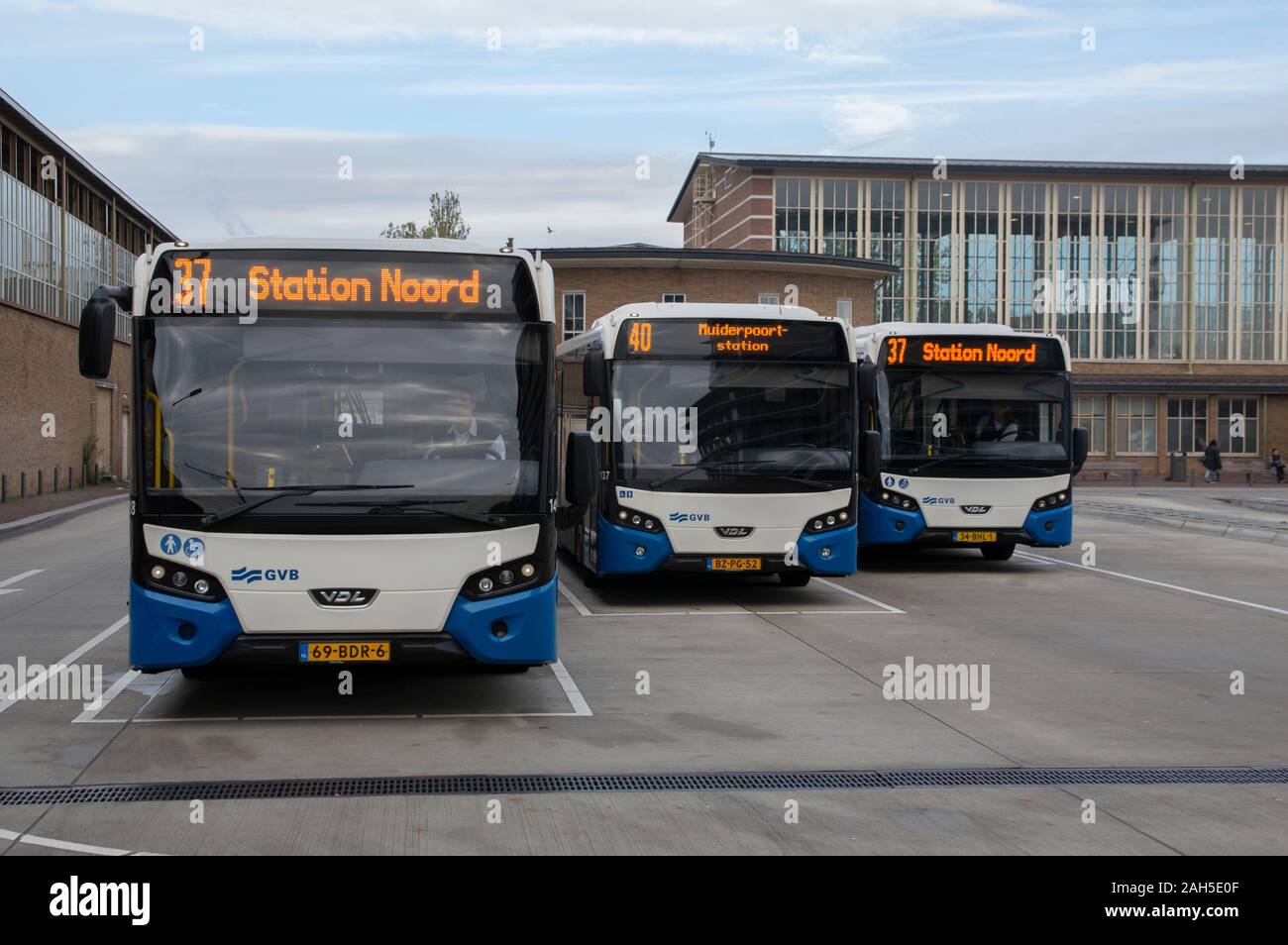 Trois bus à la gare Amstel Pays-Bas 2019 Banque D'Images