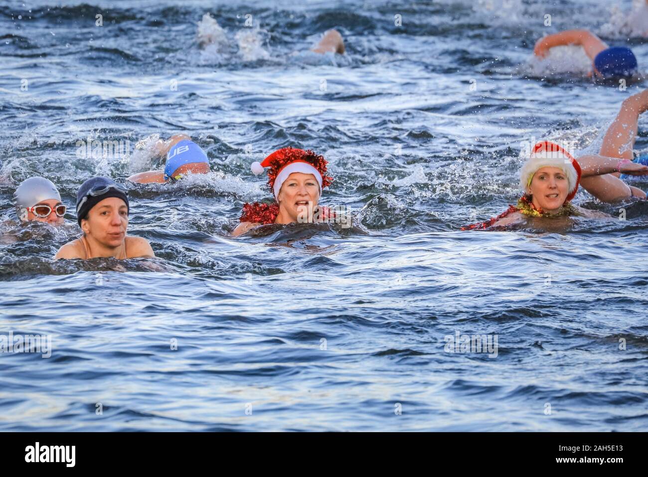 Hyde Park, Londres, le 25 mai 2019. Les nageurs pendant la course. Le jour de Noël traditionnel natation course pour le 'Peter Pan Cup' est tenue au Club de natation de la Serpentine dans Hyde Park. Les nageurs de tous âges brave l'hiver et froid l'eau libre de la Serpentine pour l'événement traditionnel, nagé sur une 100 cours de triage. La course a lieu tous les ans depuis 1864. Credit : Imageplotter/Alamy Live News Banque D'Images