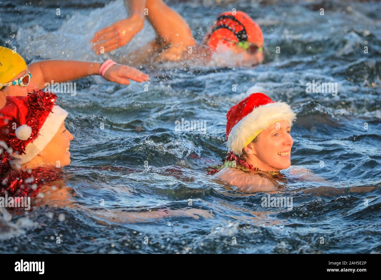 Hyde Park, Londres, le 25 mai 2019. Les nageurs pendant la course. Le jour de Noël traditionnel natation course pour le 'Peter Pan Cup' est tenue au Club de natation de la Serpentine dans Hyde Park. Les nageurs de tous âges brave l'hiver et froid l'eau libre de la Serpentine pour l'événement traditionnel, nagé sur une 100 cours de triage. La course a lieu tous les ans depuis 1864. Credit : Imageplotter/Alamy Live News Banque D'Images