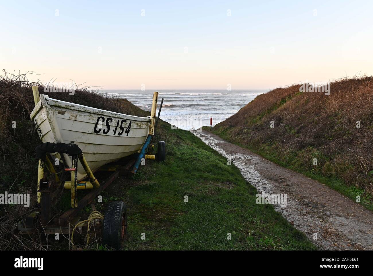 La baie d'eau douce. United Kingdom. 25 décembre 2019. Lever du soleil à l'omble de Chine, un bateau sur le chemin jusqu'à la plage. La baie d'eau douce. Île de Wight. UK. 25/12/2019. Garry Crédit/Sport sous gaine en images/Alamy Banque D'Images