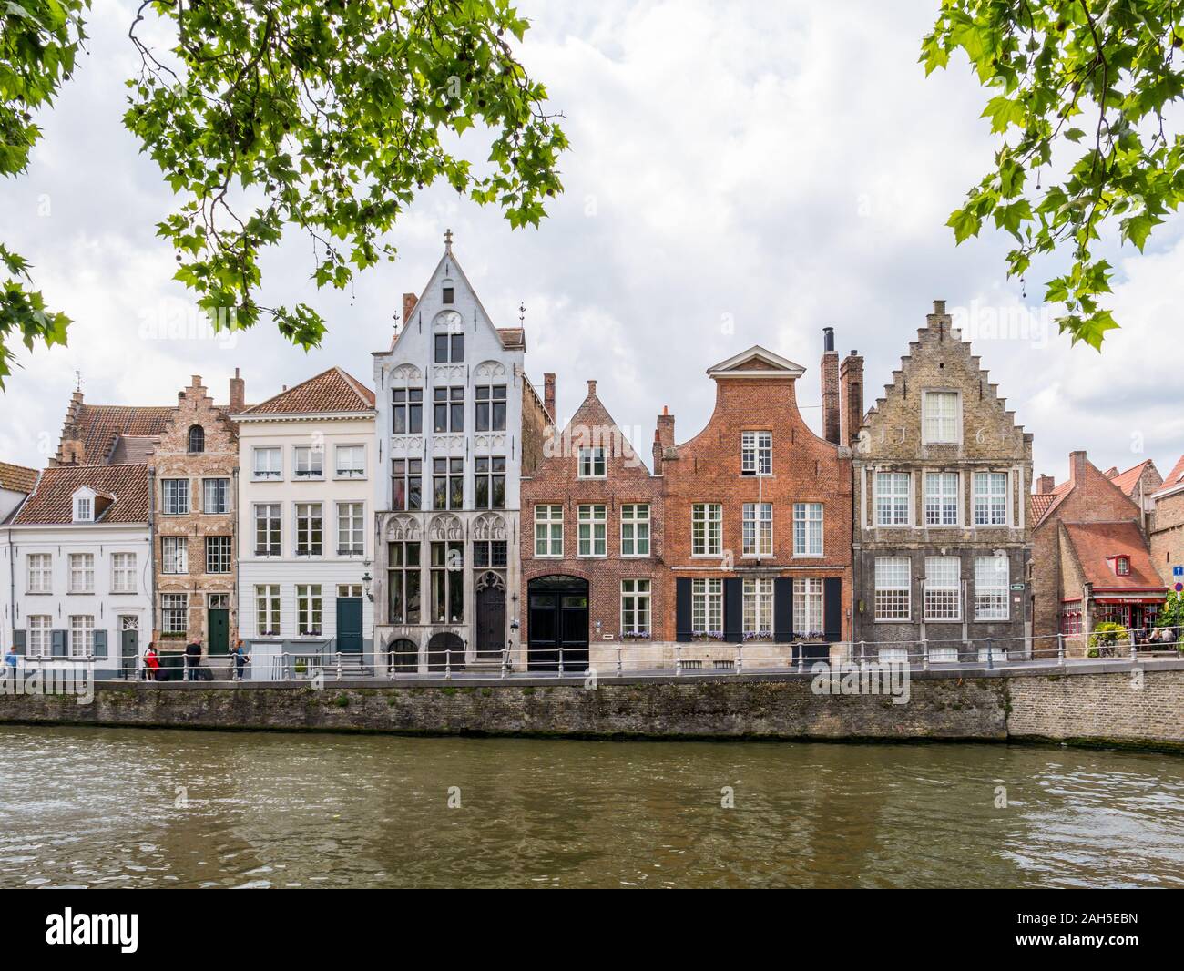 Rangée de maisons historiques de pignons sur canal Spiegelrei dans la vieille ville de Bruges, Belgique Banque D'Images