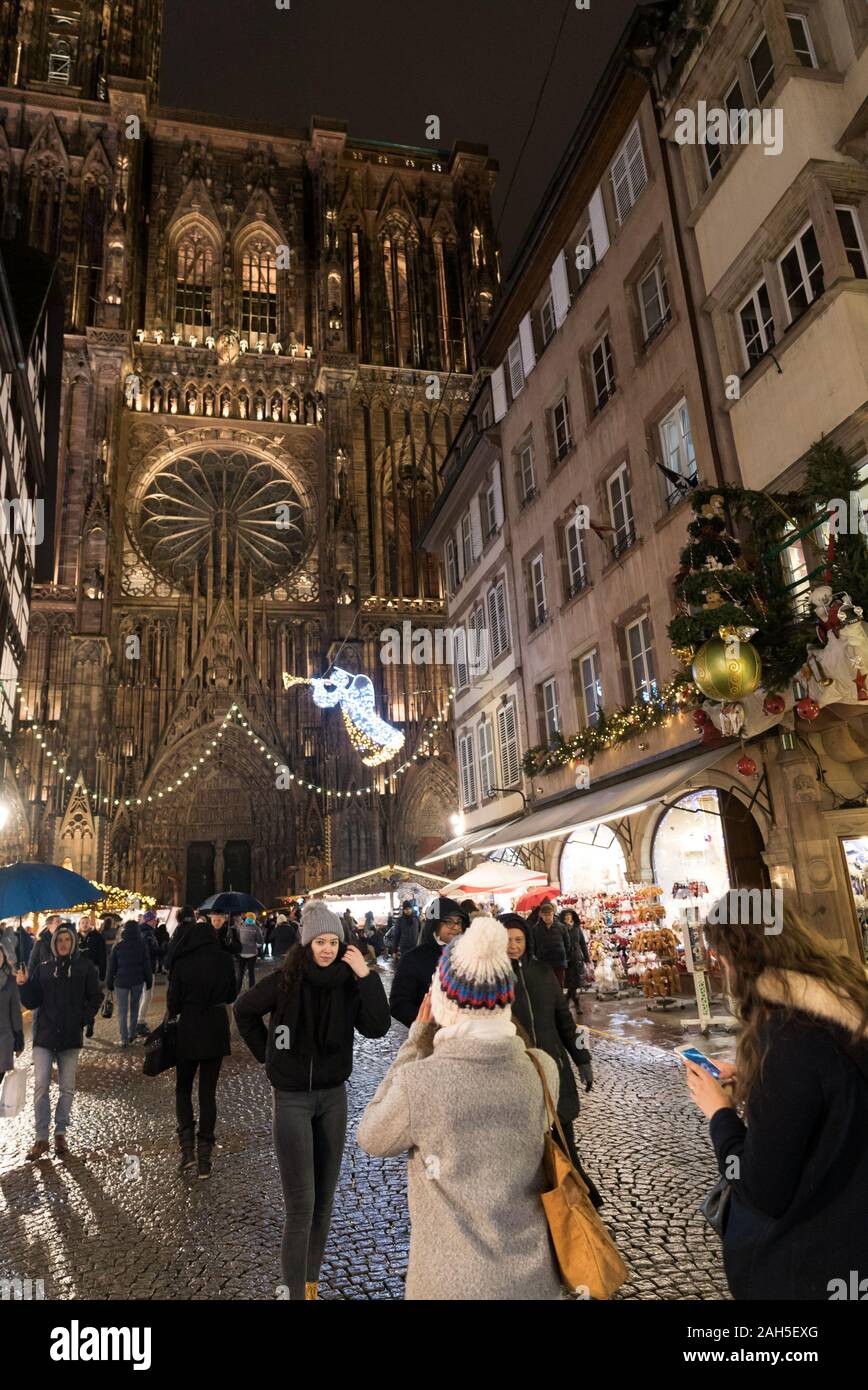 Strasbourg, Bas-Rhin / France - 14. Décembre, 2019 : Prendre une photo en face de la cathédrale de Strasbourg au cours de la célèbre marché de Noël Banque D'Images