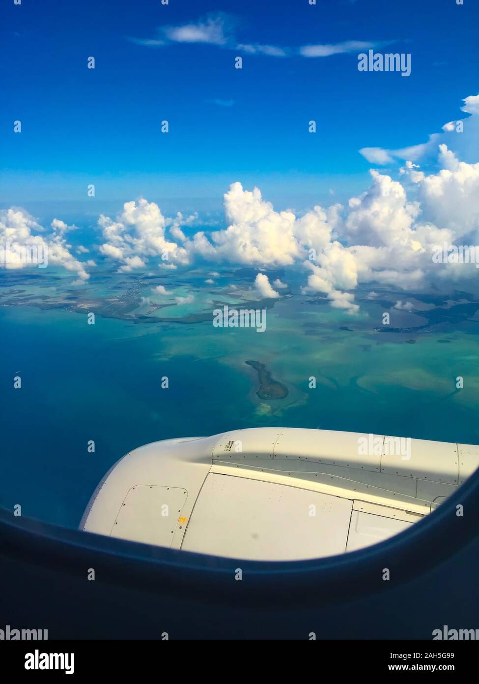 L'océan turquoise et de beaux nuages blancs gonflées se félicite de l'île de vacancier Banque D'Images