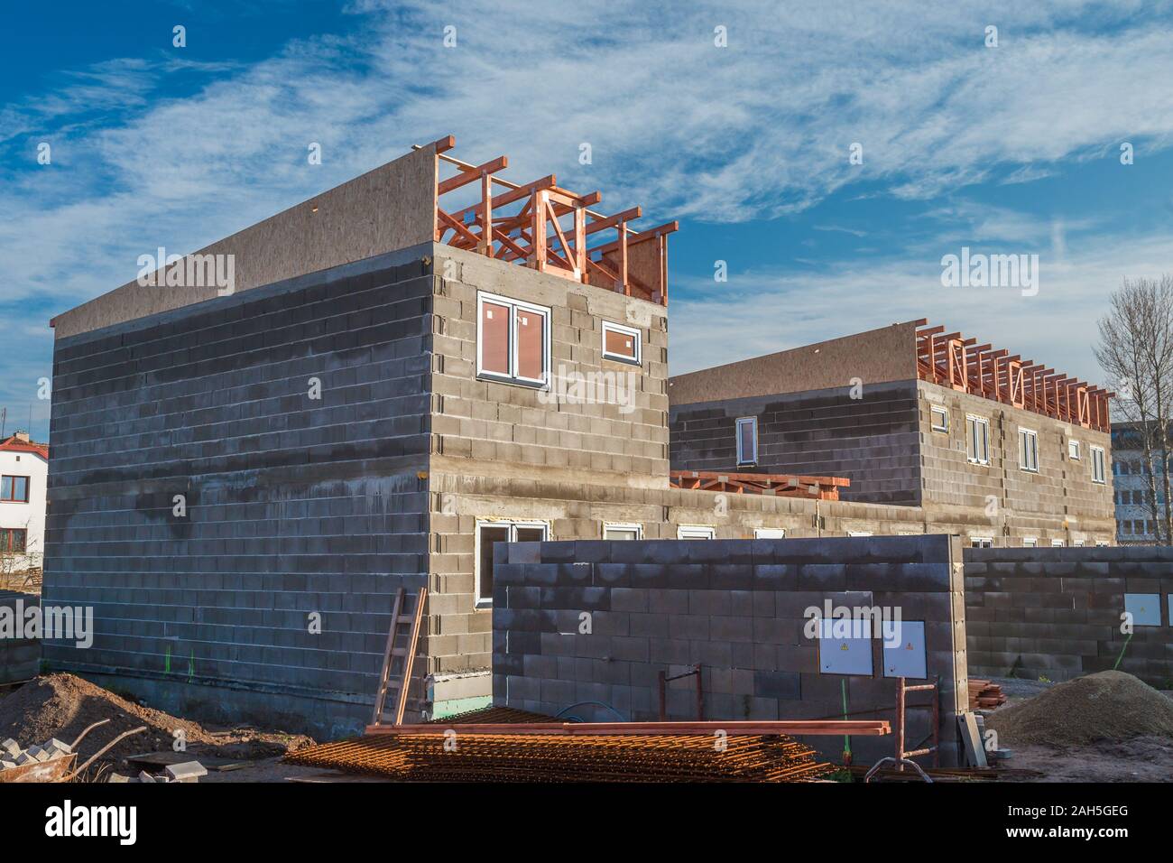 La construction de toit - l'installation de poutres en bois à la maison site de construction. Détails de construction avec le bois, bois et supports métalliques Banque D'Images