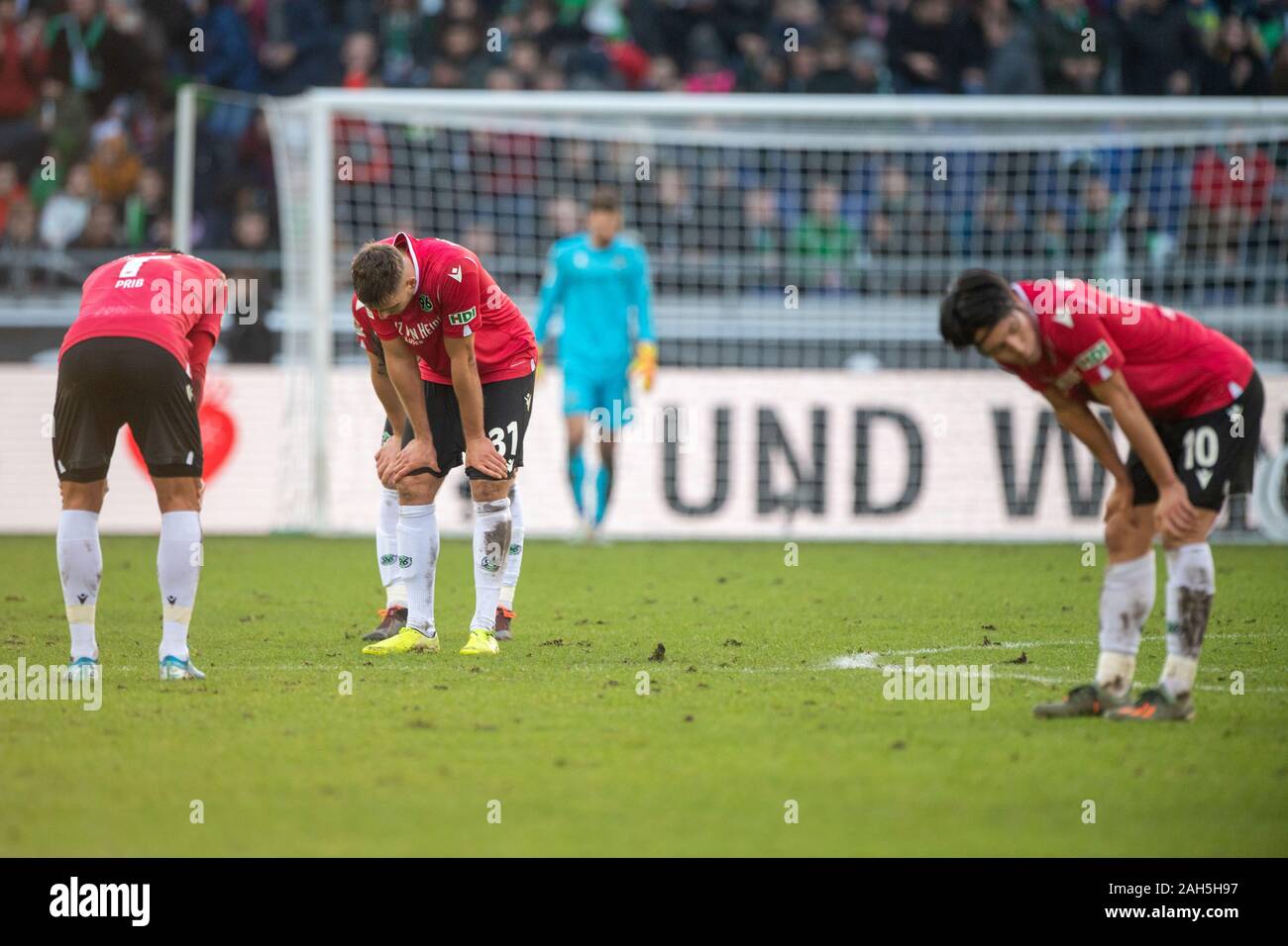 Après le coup de sifflet final, les joueurs de Hanovre sont déçu, déçu, déçu, déçu, triste, frustré, frustré, frustré, figure d'ensemble, paysage, football 2e, 18e journée de Bundesliga, Hanovre 96 (H) - VfB Stuttgart (S) 2 : 2, le 21 décembre 2019 à Hanovre/Allemagne. ¬ | conditions dans le monde entier Banque D'Images