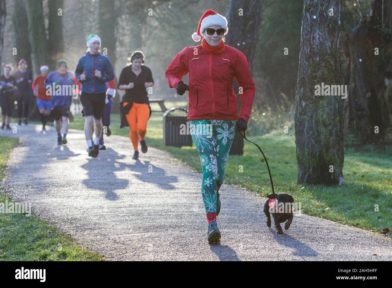 Chippenham, Wiltshire, Royaume-Uni. 25 décembre 2019. Les coureurs sont photographiés lorsqu'ils participent à une course de 5 km en début de matinée à Monkton Park, Chippenham, Wiltshire. 400-500 personnes ont participé à l'événement avec beaucoup de dressing dans la robe de fantaisie. Crédit: Lynchpics/Alay Live News Banque D'Images