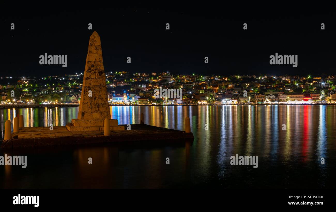 L'obélisque de De Bosset (Davosetos) bridge at night à Argostoli, Kefalonia Banque D'Images