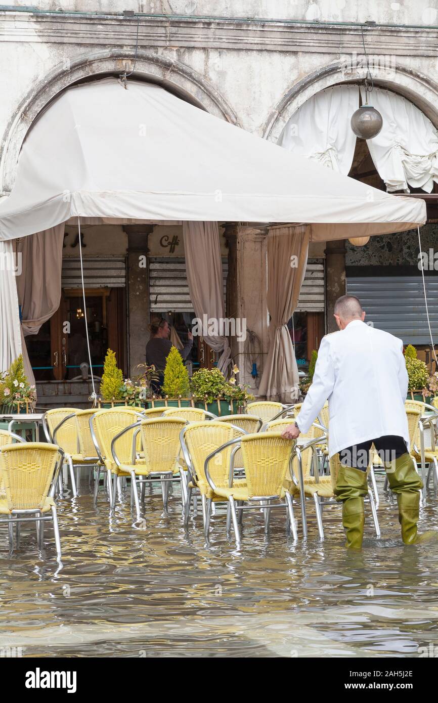 Réglage de l'hôtellerie chaises vides à l'extérieur Caffe Lavena, Piazza San Marco (Place Saint Marc) Venise, Italie au cours d'Acqua Alta inondation à l'extrême la marée haute Banque D'Images