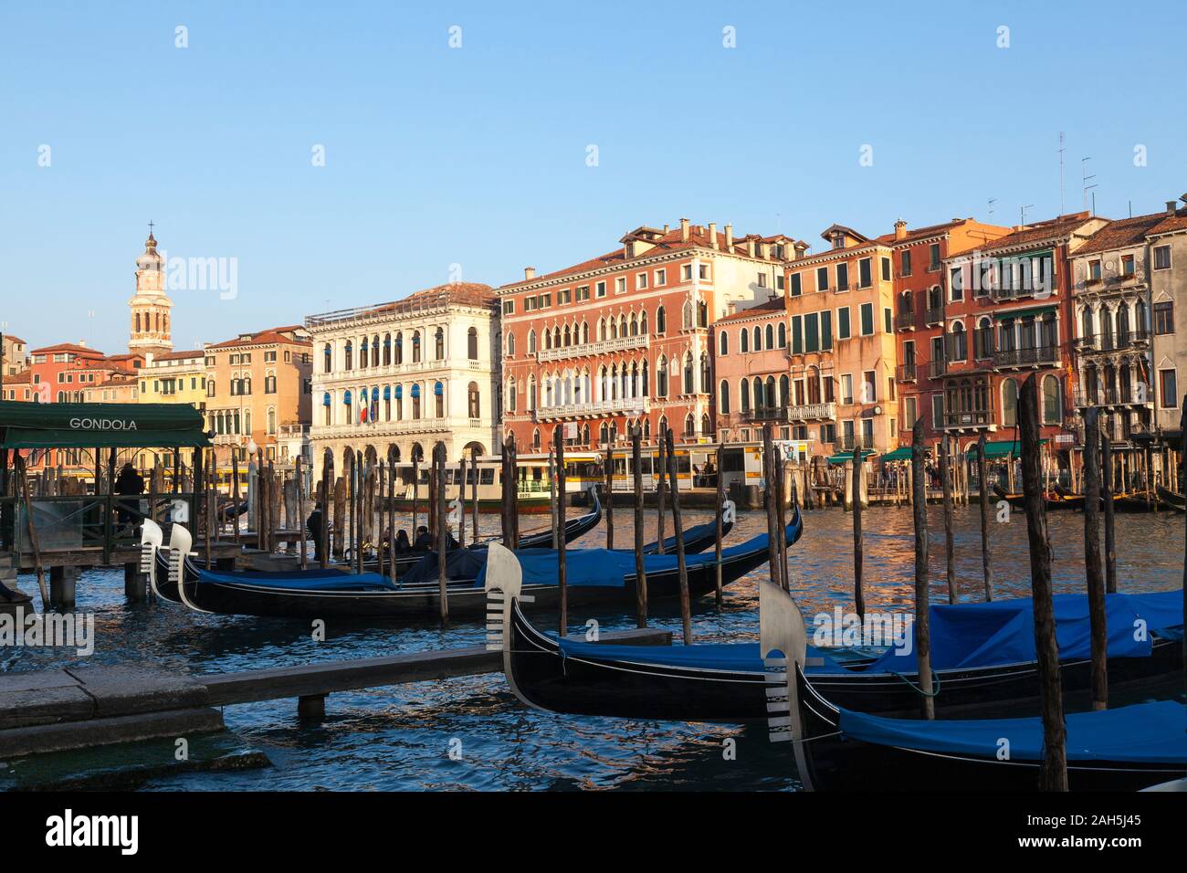 Coucher du soleil sur le Grand Canal, Venise, Vénétie, Italie, avec les gondoles et lumière dorée sur l'ancien palais vénitien à San Marco Banque D'Images