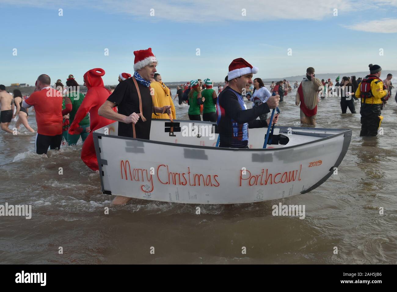 Les nageurs prennent part à la journée de Noël nager dans Porthcawl, au Pays de Galles. Banque D'Images