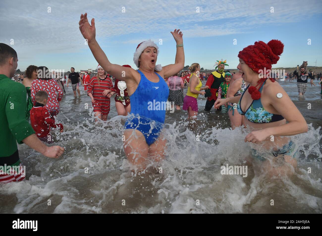 Les nageurs prennent part à la journée de Noël nager dans Porthcawl, au Pays de Galles. Banque D'Images