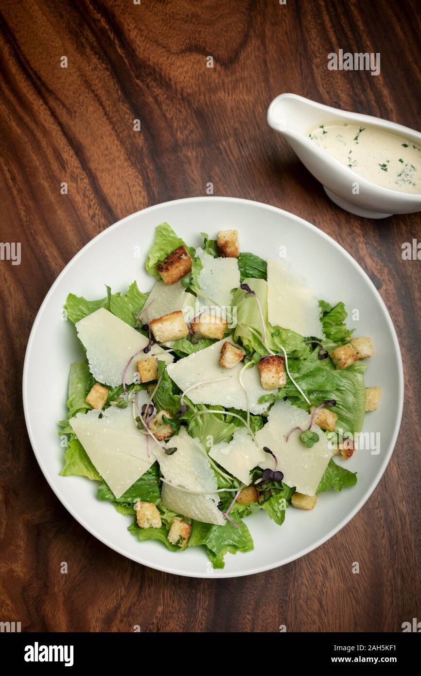 Salade César au parmesan et croûtons sur table en bois Banque D'Images