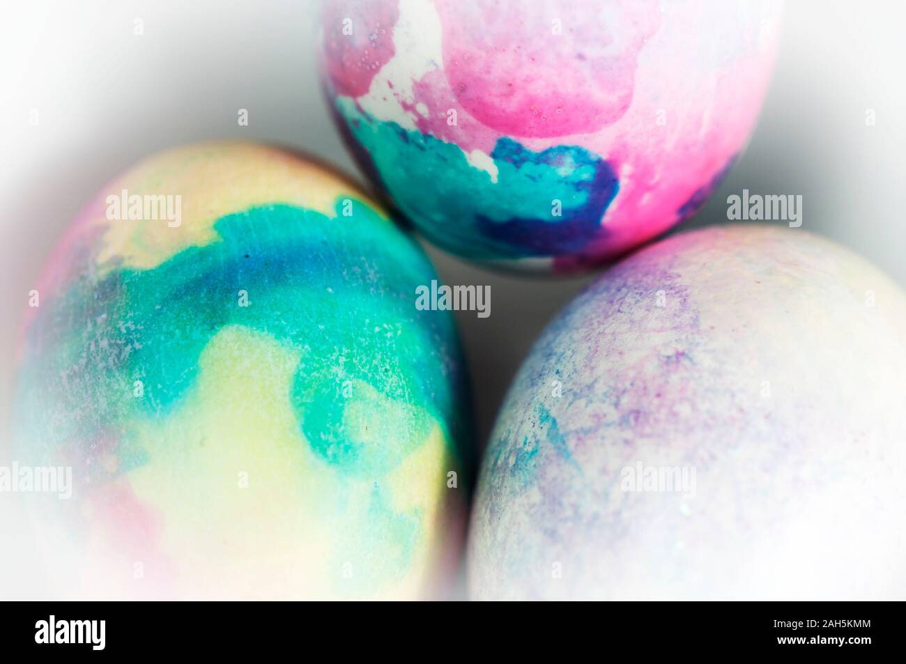 Les oeufs de Pâques colorés en arrière-plan un petit bol pour la maison de vacances. Banque D'Images