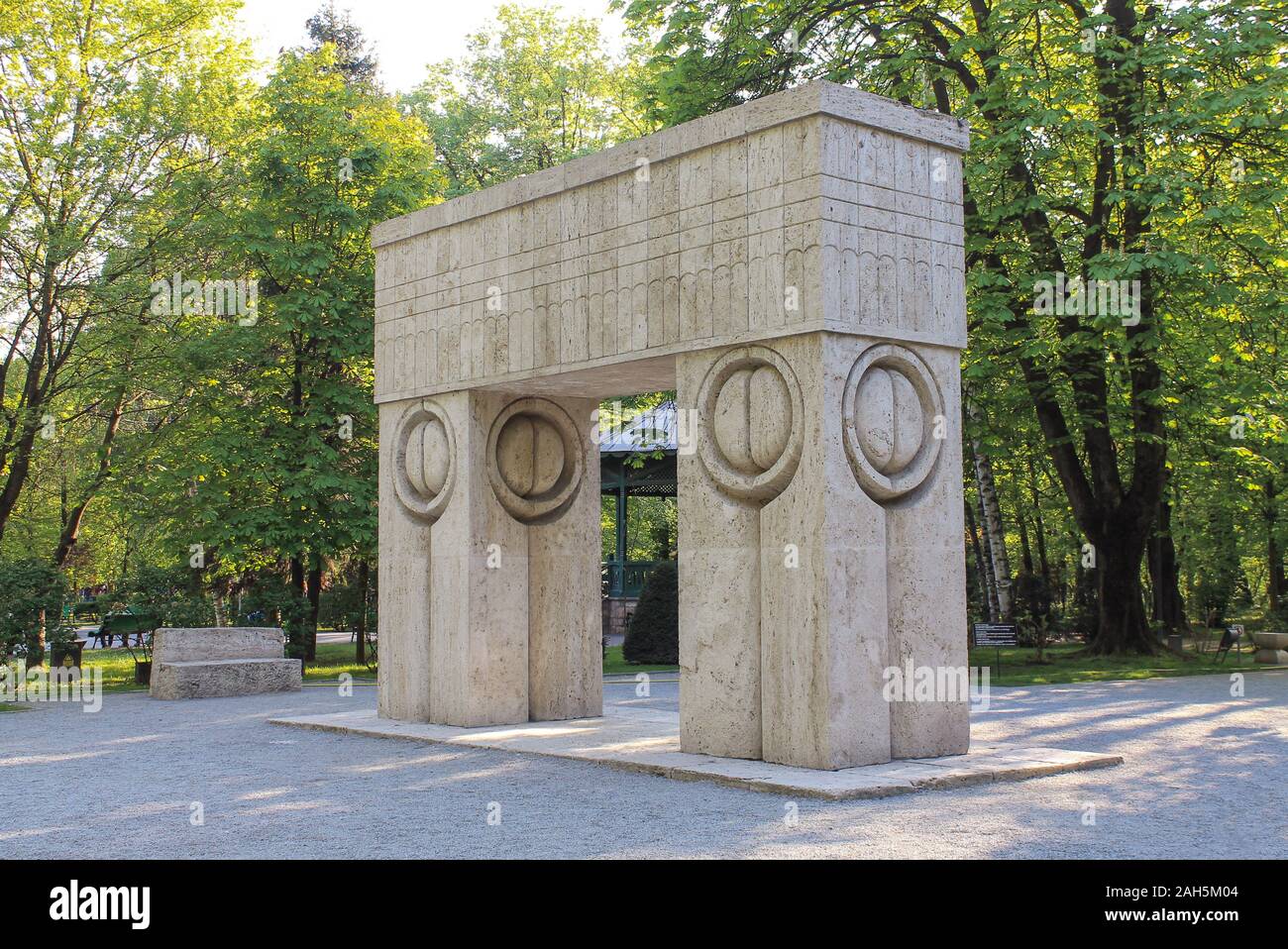 La Porte du baiser - Poarta Sarutului par artiste roumain Constantin BRANCUSI (1876-1957) à Targu Jiu, Gorj, l'Olténie, Roumanie Banque D'Images