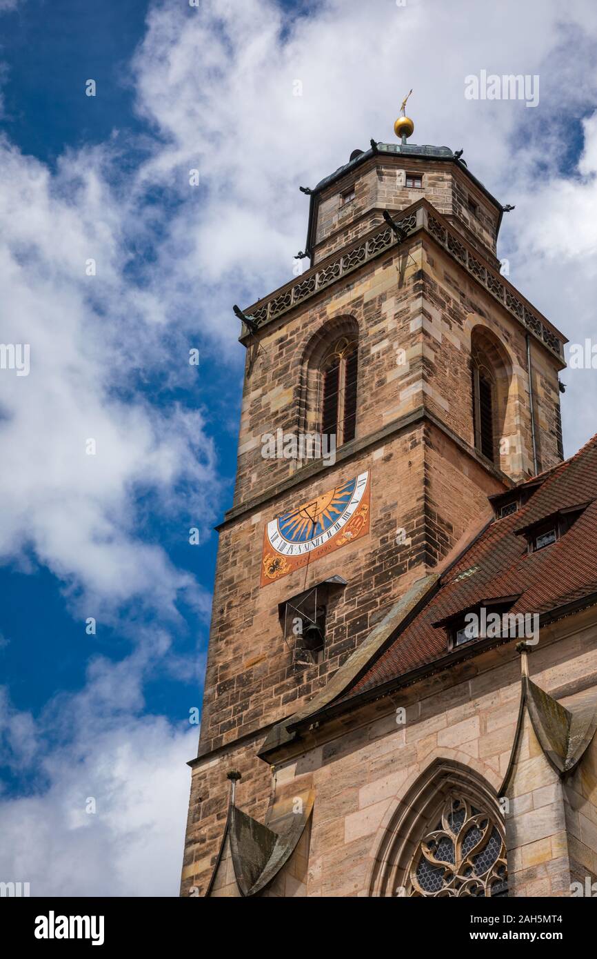St George's Minster clocher avec cadran solaire en Dinkelsbuhl, franc, Bavière, Allemagne. St George's gothique tardif Minster est la plus grande salle Banque D'Images