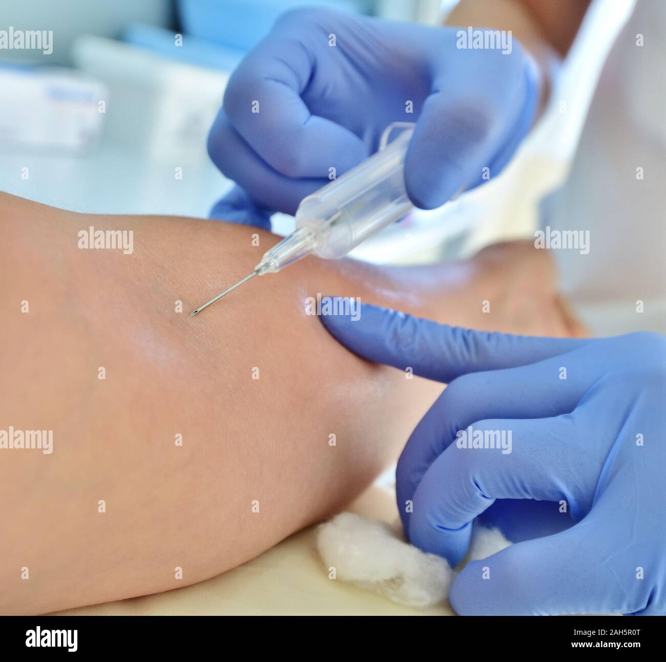 Le médecin prend le sang d'une veine pour analyse Banque D'Images