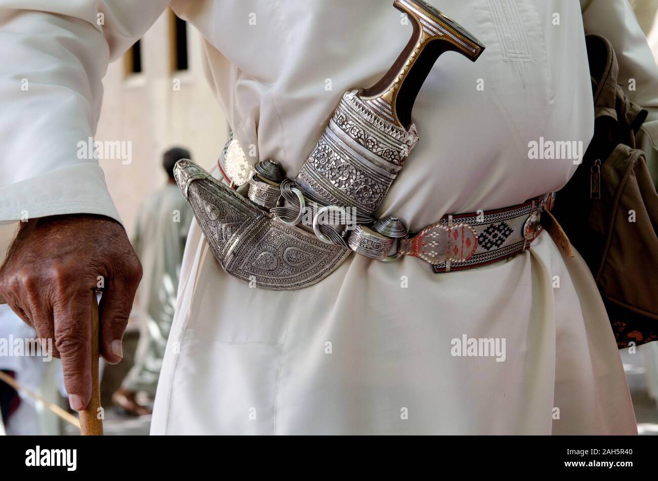Un homme portant un Khanjar omanais ou Jambiya, le traditionnel couteau en argent gravé, Nizwa Souk, Oman Banque D'Images