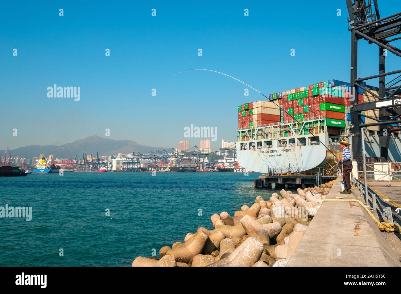 Hong Kong, Chine - Novembre 2019 : des conteneurs empilés sur des conteneurs de fret près de Harbour centre logistique à Hong Kong Banque D'Images