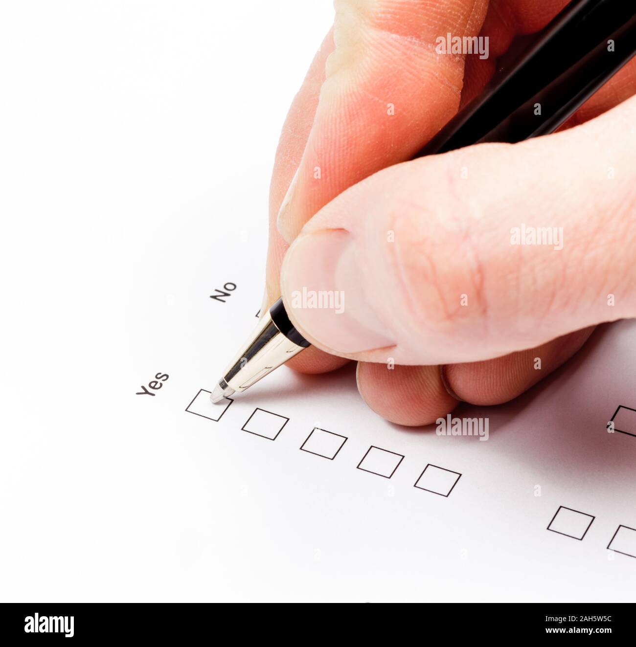 Stylo à la main avec plus de cases vides dans une forme Banque D'Images