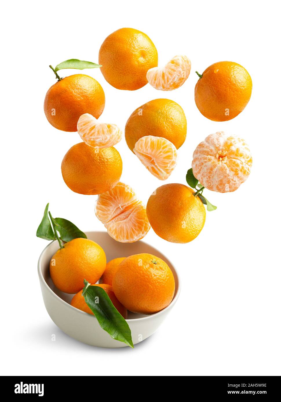 Les tangerines battant sur fond blanc, dans un bol isolé de l'arrière-plan, de tangerines fraîches de saison Banque D'Images