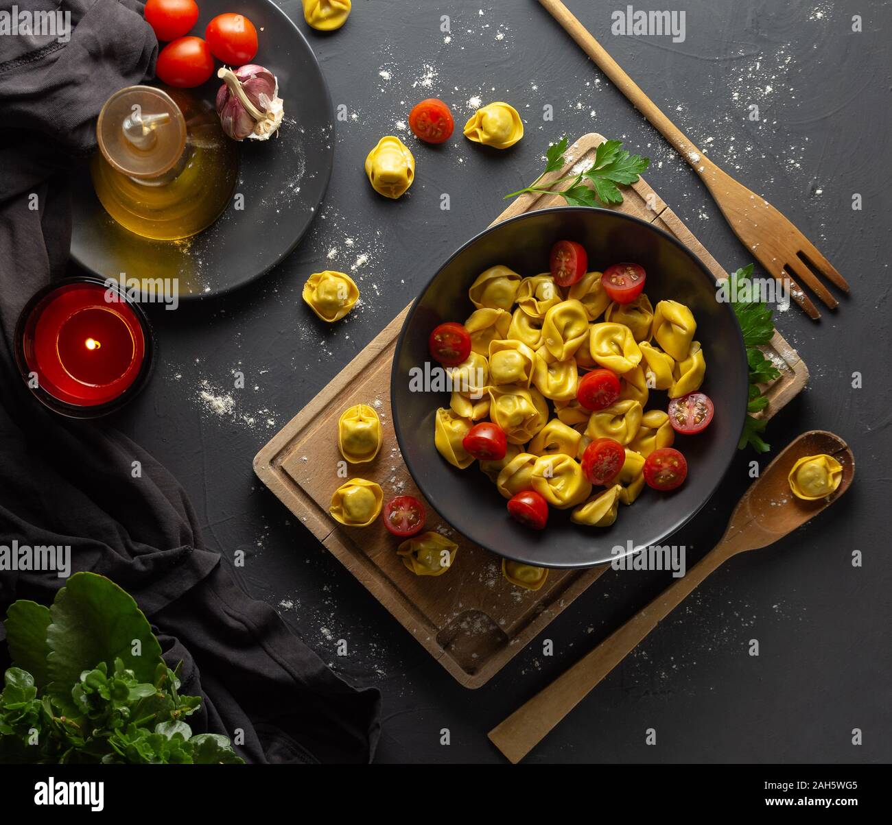 Ravioles aux tomates sur la plaque noire en cuisine maison rustique, de l'environnement alimentaire sombre Banque D'Images