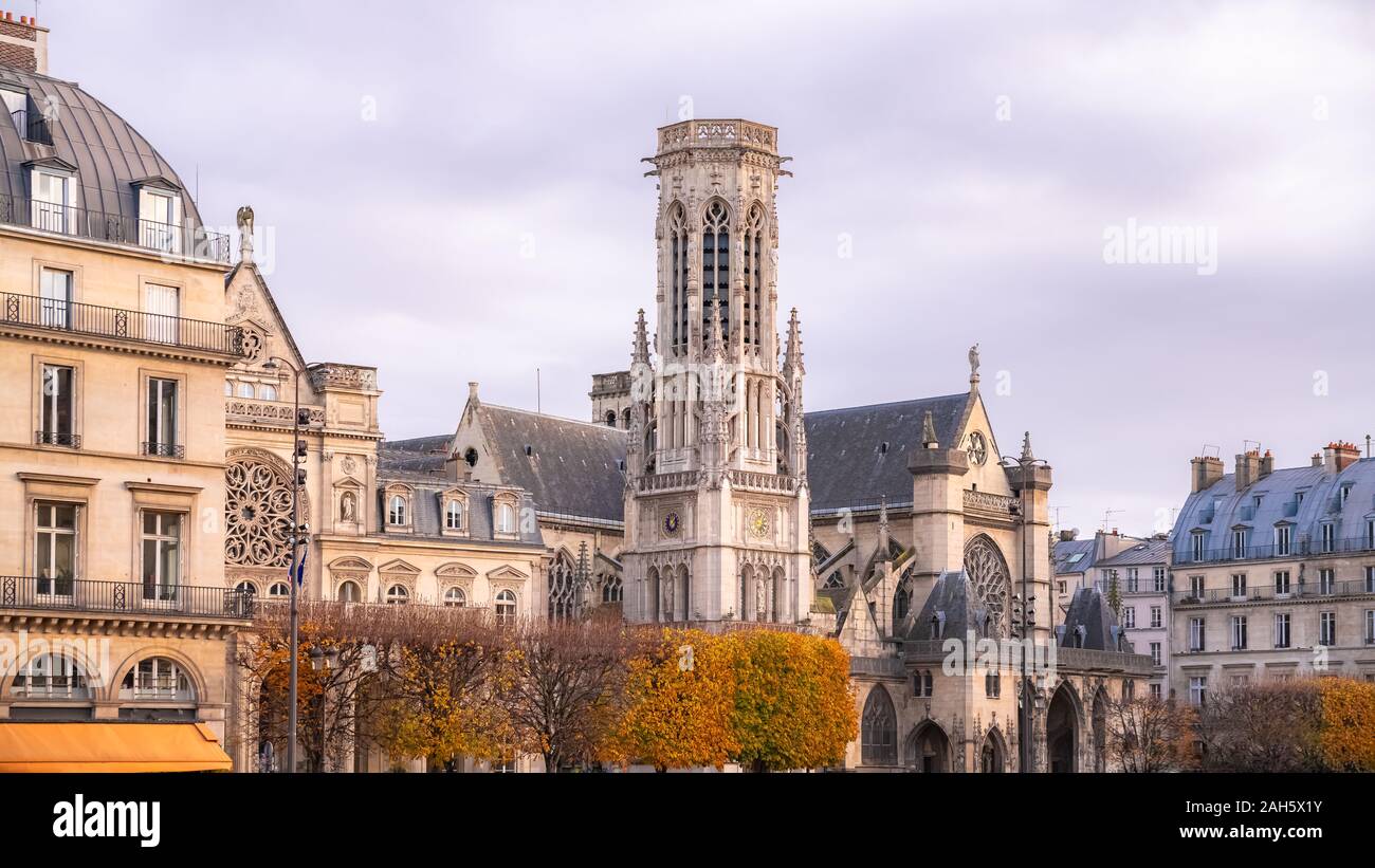 Paris, vue sur l’église Saint-Germain-l’Auxerrois, près de la rue Rivoli, avec un beau bâtiment Banque D'Images