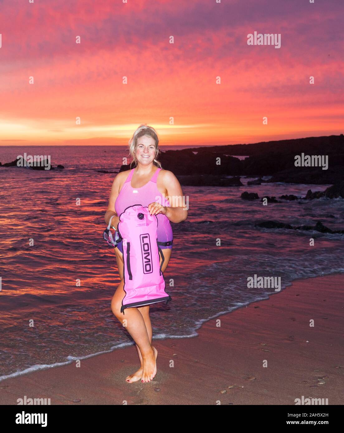 Myrtleville, Cork, Irlande. 25 Décembre, 2019. Emer O'Callaghan de Douglas se préparer à aller à tôt le matin du jour de Noël à nager avant l'aube, Myrtleville Co. Cork, Irlande.- Crédit ; David Creedon / Alamy Live News Banque D'Images