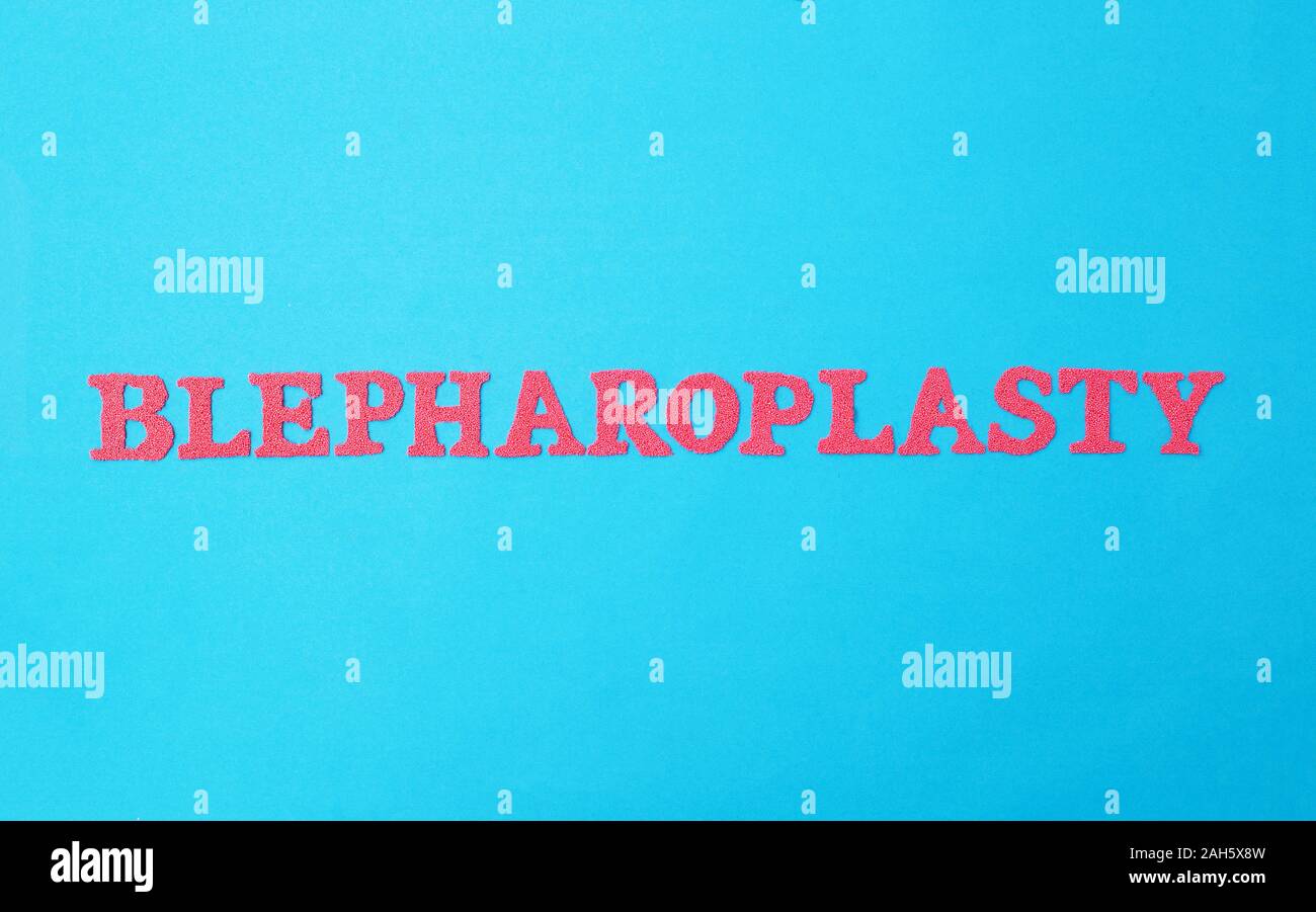 La blépharoplastie mot en rouge sur un fond bleu. Le concept de la chirurgie en plastique impliqués dans la peau de levage de la paupière supérieure et inférieure, r Banque D'Images