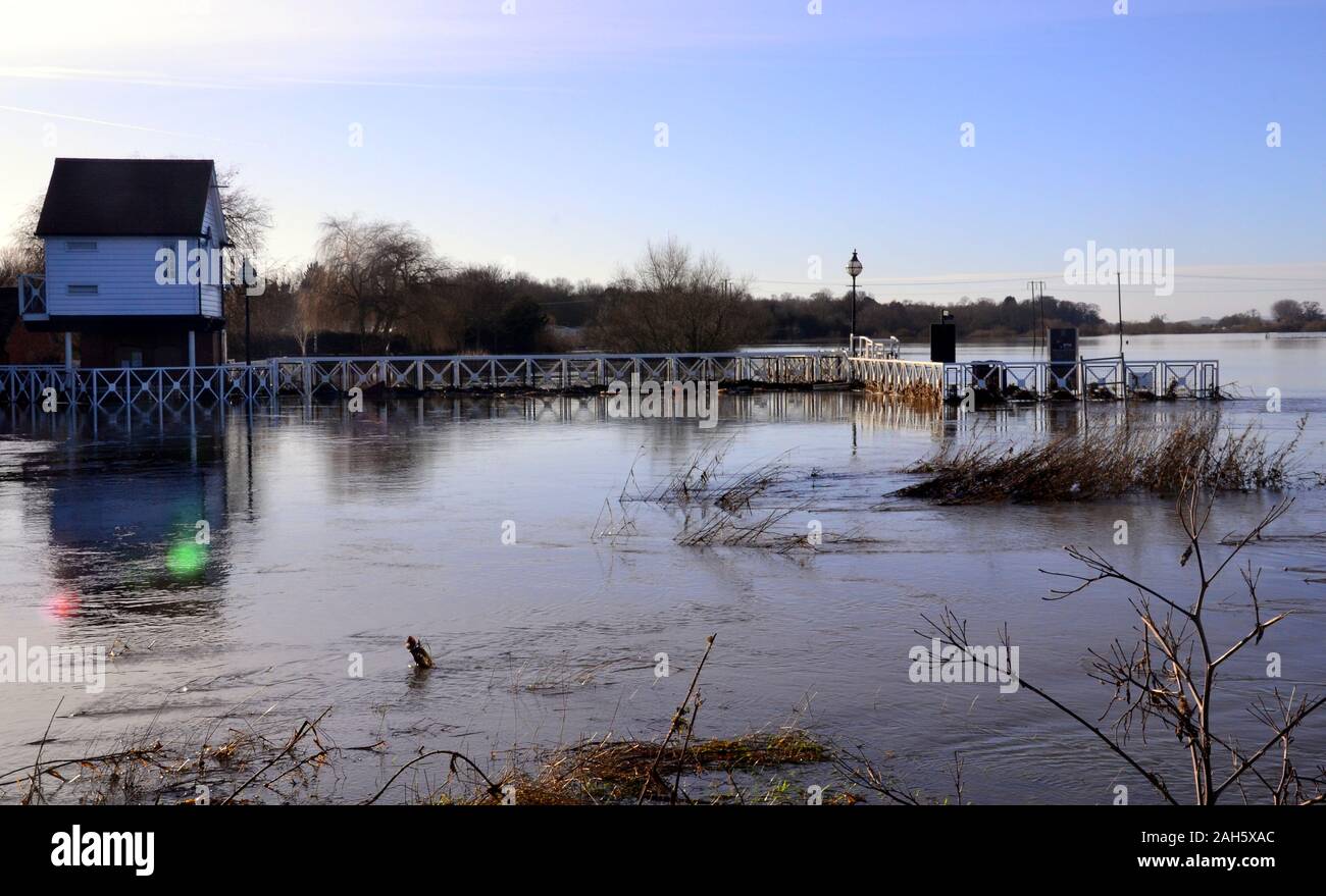 La rivière Avon inondations les champs voisins à Tewkesbury, Gloucestershire uk, une ville de marché, Cotswolds représenté sur un beau jour de Noël, 2019. La ville se trouve au confluent de la rivière Severn et la rivière Avon. Les Midlands et le Sud de l'Angleterre a souffert des inondations durant l'approche de Noël. Les médias britanniques ont rapporté que des responsables politiques ont demandé au premier ministre Boris Johnson à réformer le système pour décider où les fonds de la défense est passé et lancer une unité d'intervention d'urgence pour empêcher une répétition de la "catastrophique" les dommages causés par les inondations de novembre. Banque D'Images