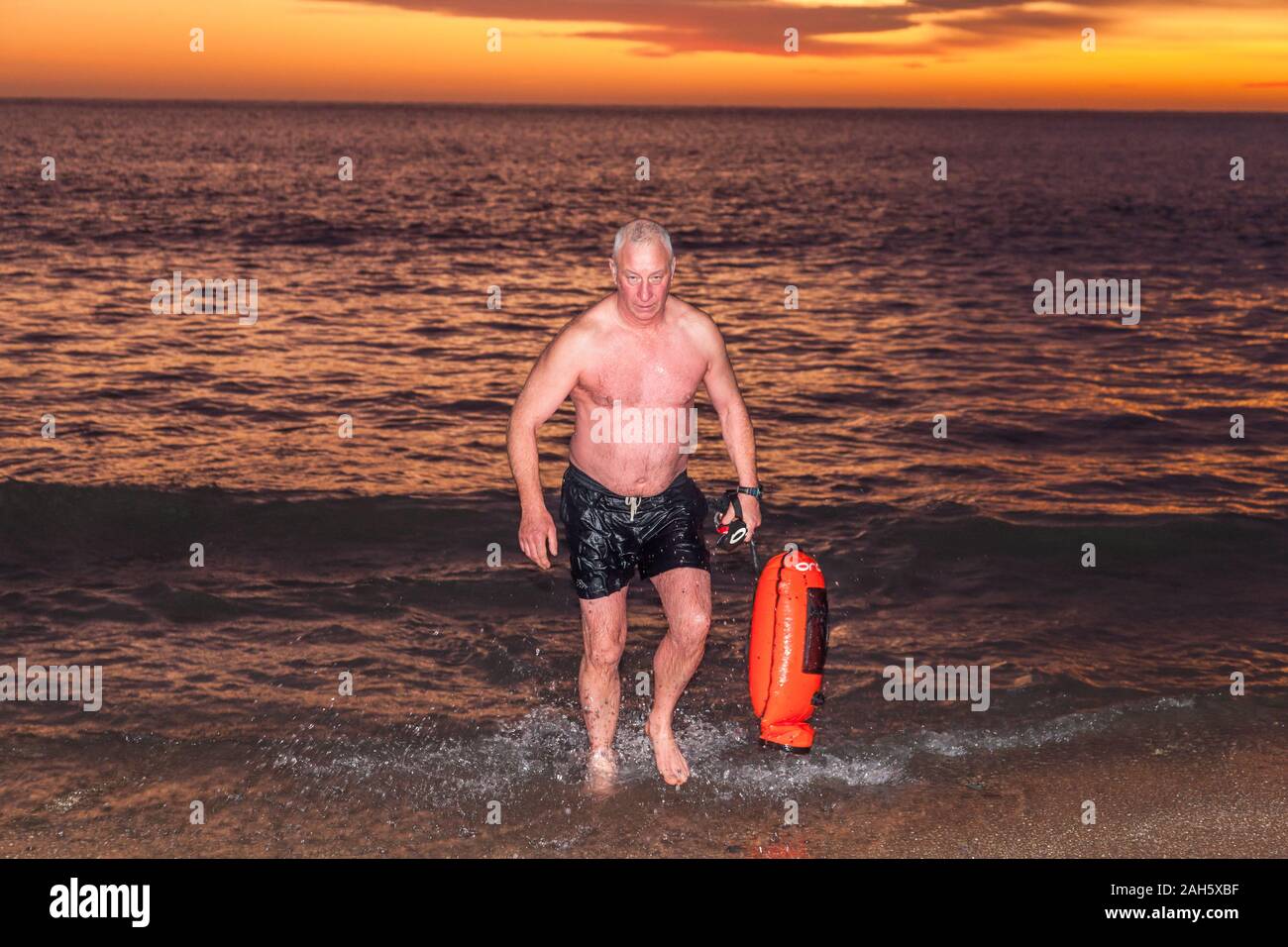 Myrtleville, Cork, Irlande. 25 Décembre, 2019. Geoffrey O'Kelly de Togher émergeant de la mer après son jour de Noël nager tôt le matin avant l'aube à, Myrtleville Co. Cork, Irlande.- Crédit ; David Creedon / Alamy Live News Banque D'Images