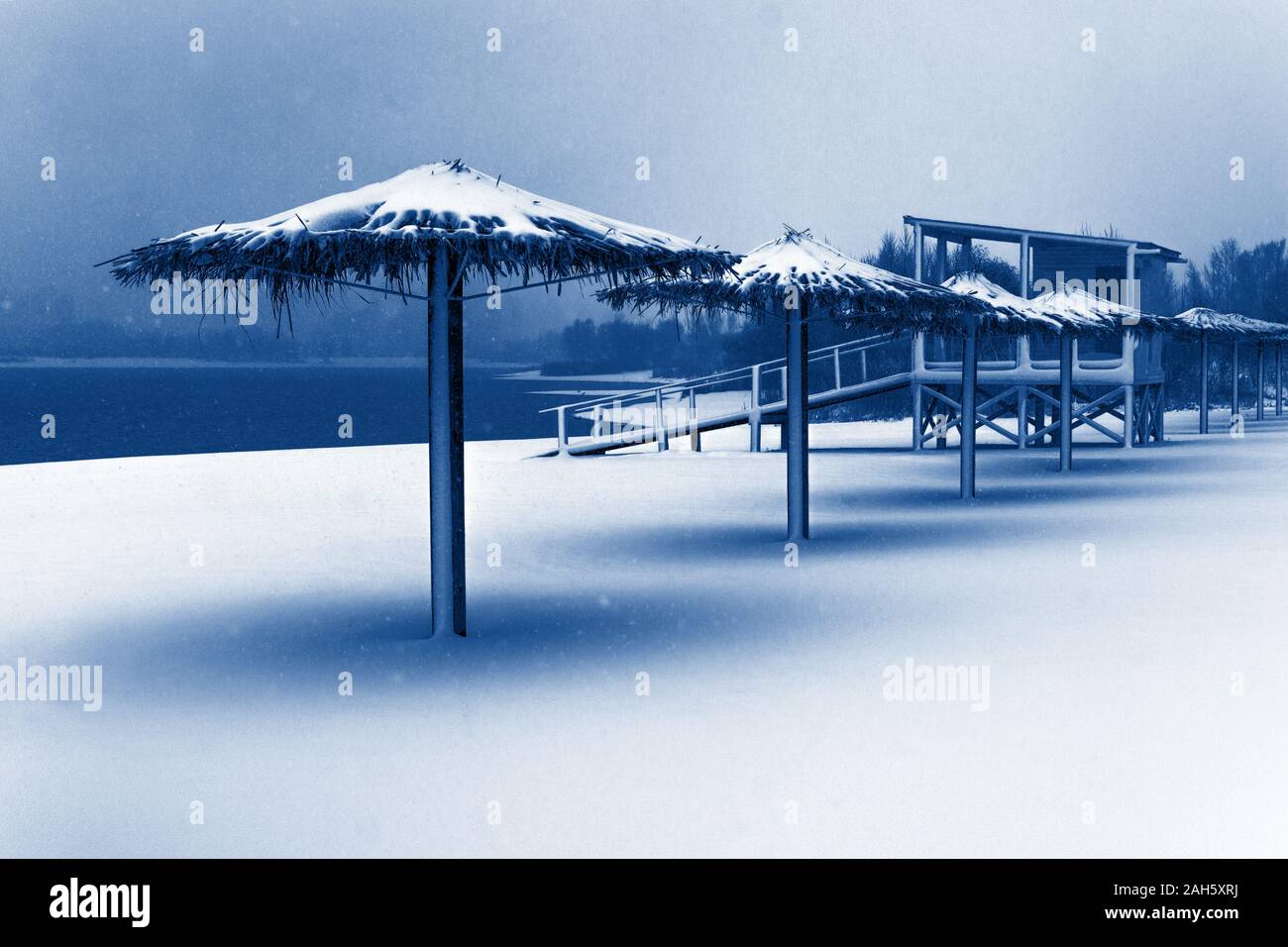 Snowy winter beach dans un classique moderne de couleur bleu année 2020. Fond d'hiver. Banque D'Images