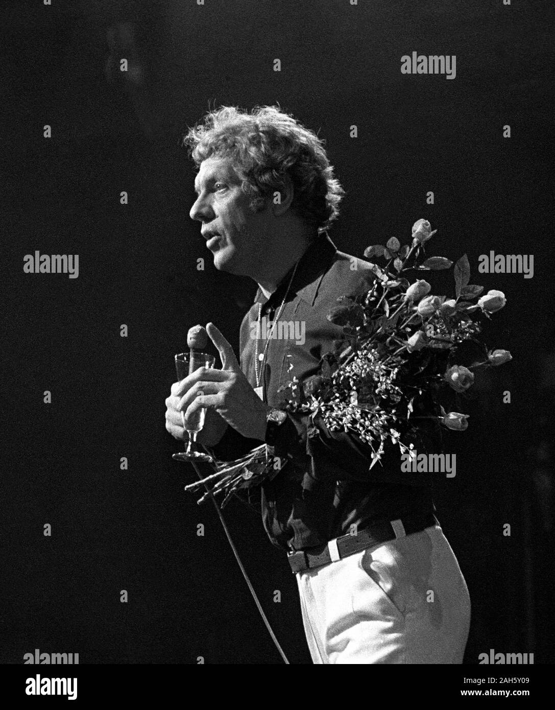 TAGE DANIELSSON auteur suédois et l'artiste sur scène avec fleurissent après show à Berns à Stockholm Banque D'Images