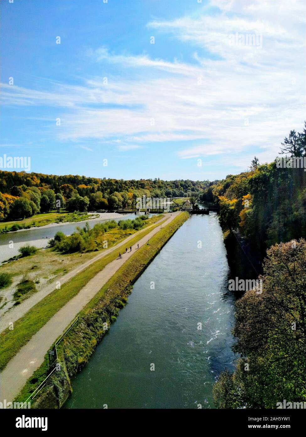 Une journée ensoleillée d'automne à l'Isar à Munich Banque D'Images