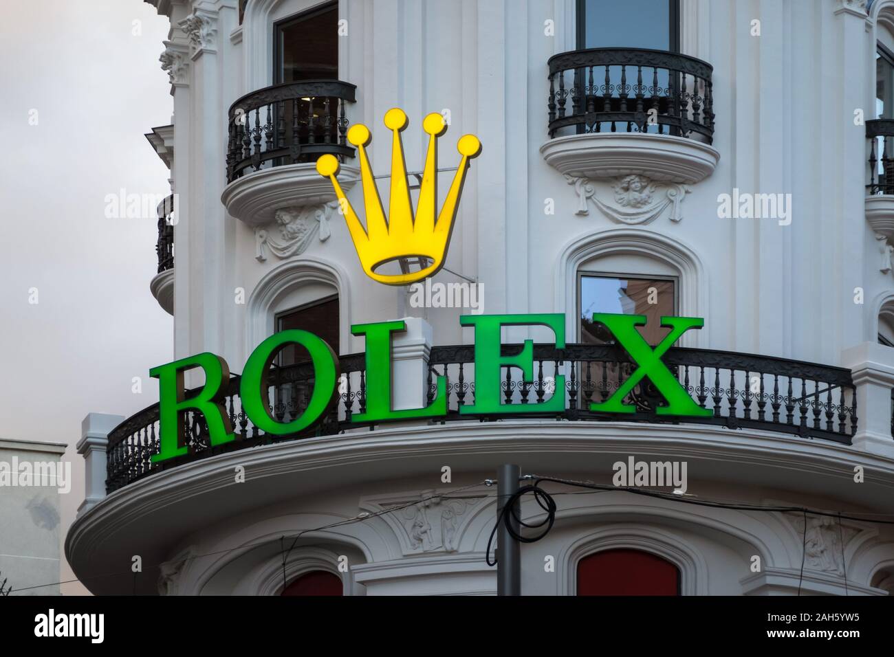 MADRID, ESPAGNE - Décembre 2019 : Célèbre Edificio Grassy bâtiment avec le logo de Rolex. Boutique de montres de luxe au centre-ville, à la rue commerçante Banque D'Images