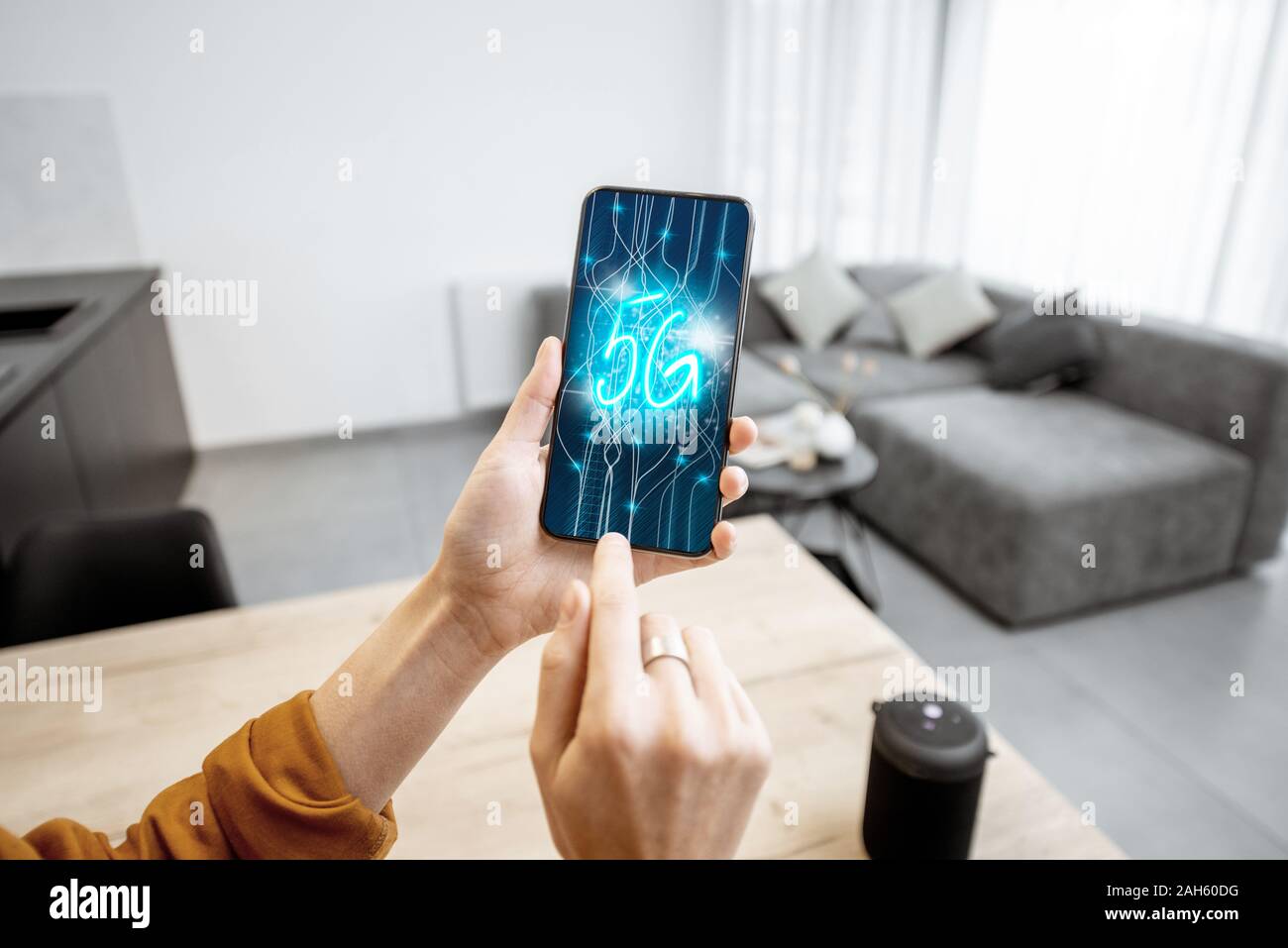 Utilisation de smart phone avec 5g haute vitesse de la connexion réseau à la maison, vue rapprochée. Cinquième génération d'internet concept Banque D'Images
