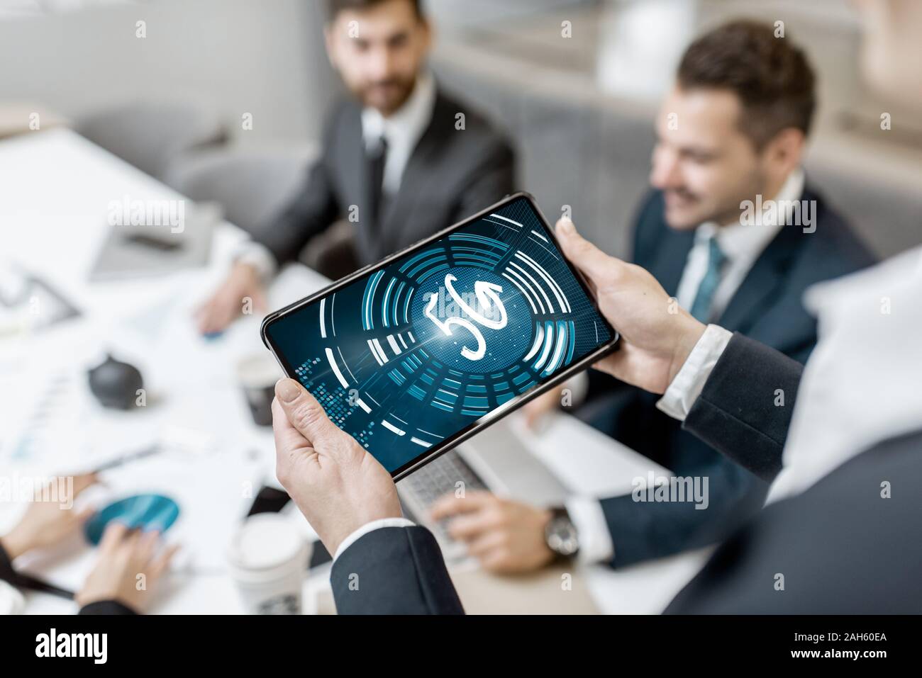 Business people avec la vitesse rapide de la connexion réseau 5g au cours de la réunion à l'intérieur, close-up Banque D'Images