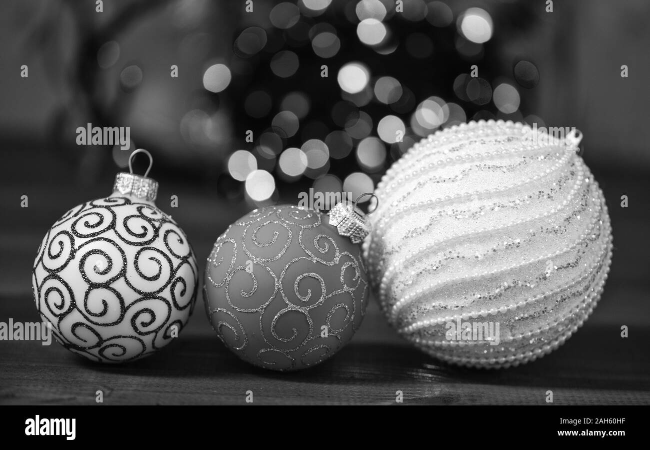Concept des vacances d'hiver. Symbole de la nouvelle année et les vacances de Noël. La décoration de Noël avec des jouets traditionnels. Diverses décorations de Noël. Boules de décoration de Noël sur bleu surface en bois. Banque D'Images