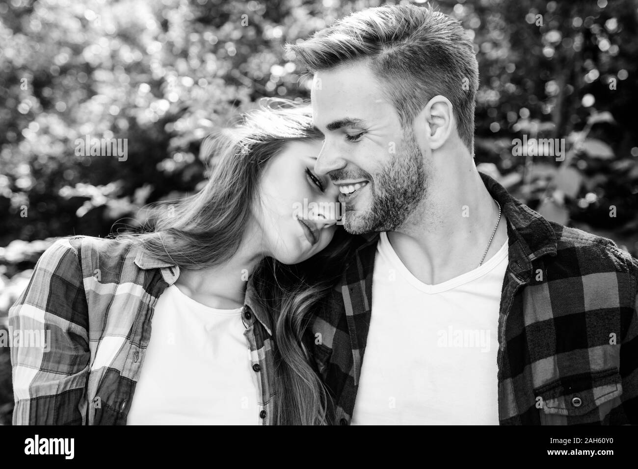 Tomber En Amour Sentiments Purs Date Romantique Concept De Belles Personnes Heureux Ensemble Couple Dans L Amour Profitant De L Autre Calins Avec Darling Hipster Homme Et Jolie Femme Dans L Amour Vacances D Ete Photo