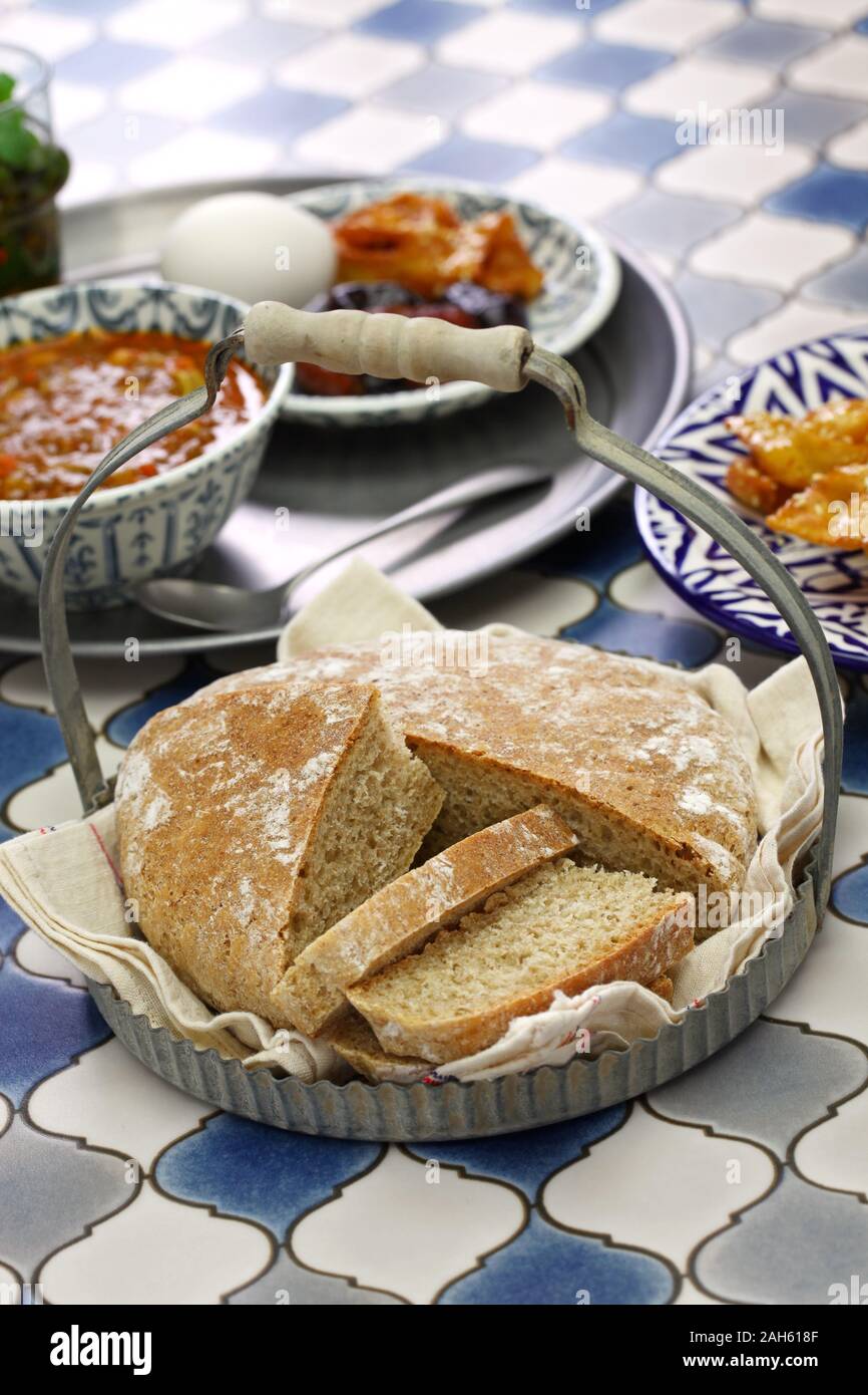 Khobz faits maison, pain plat traditionnel marocain Banque D'Images