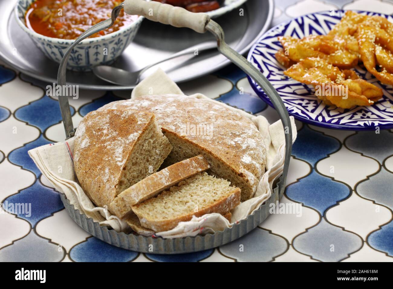 Khobz faits maison, pain plat traditionnel marocain Banque D'Images