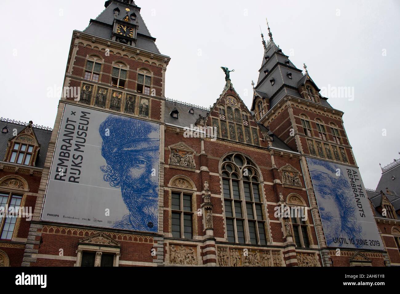 Vue de dessous du Rijksmuseum avec exposition Rembrandt bannières sur. C'est un ressortissant néerlandais musée consacré aux arts et d'histoire, situé au Musée Sq Banque D'Images