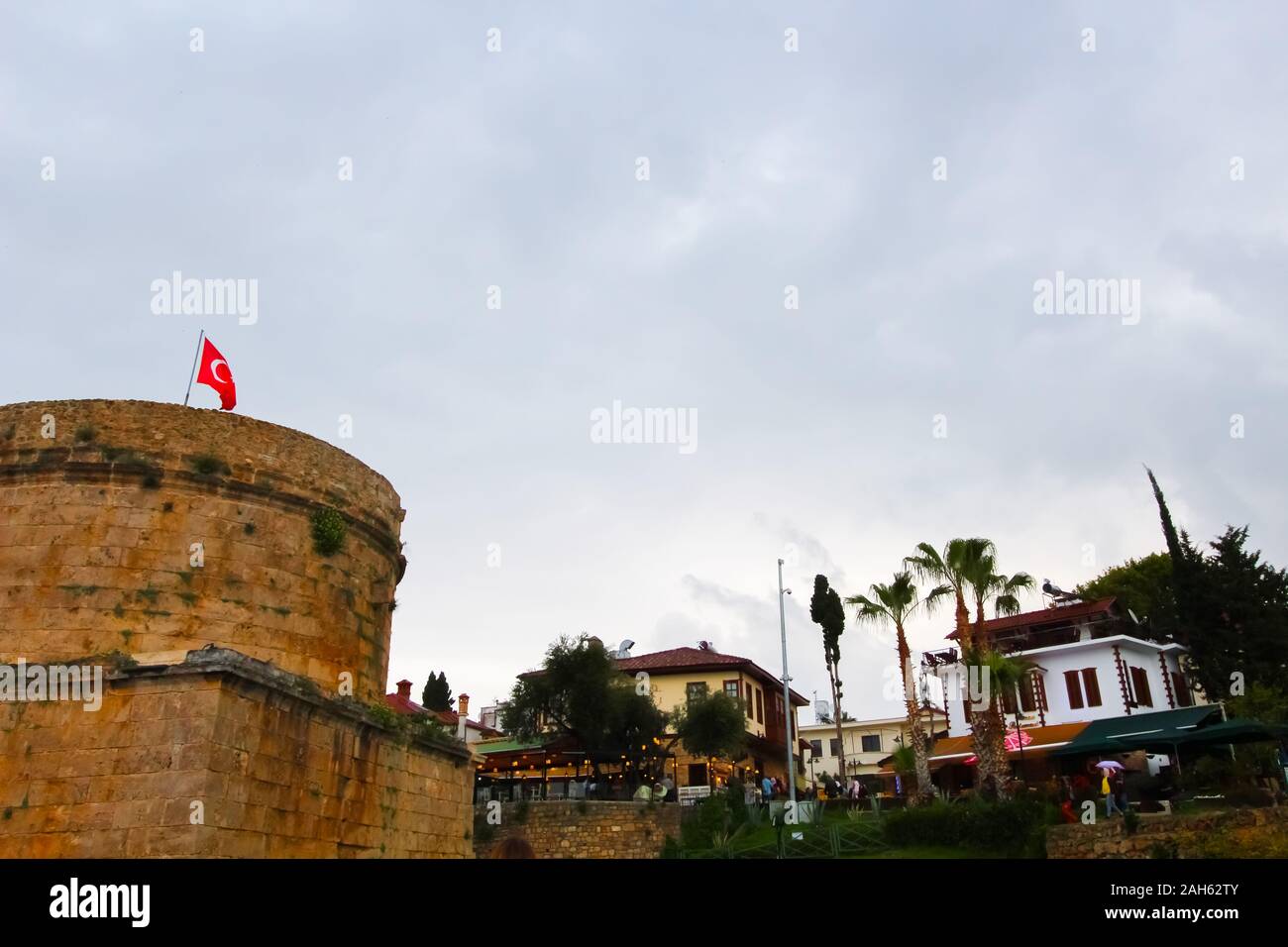 Vue sur la vieille tour, en haut du drapeau turc. Journée ensoleillée. Antalya, Turquie, le 6 avril 2019. Banque D'Images